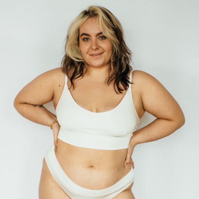 Le modèle pose en blanc sur Emma Bralette  et Emma Slip