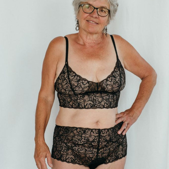 Le modèle avec les lunettes porte l'ensemble Joy composé de Bralette et de la culotte