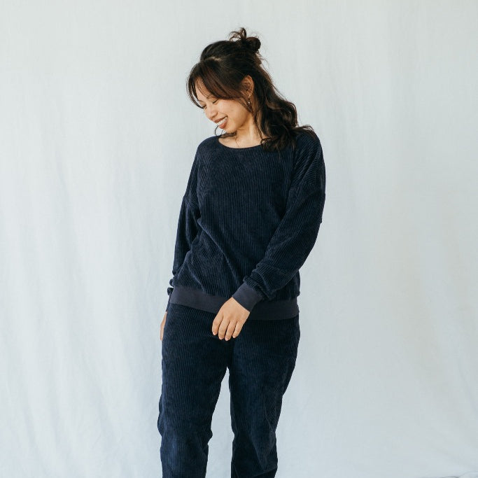 Model trägt Pyjama in Dunkelblauem Cord