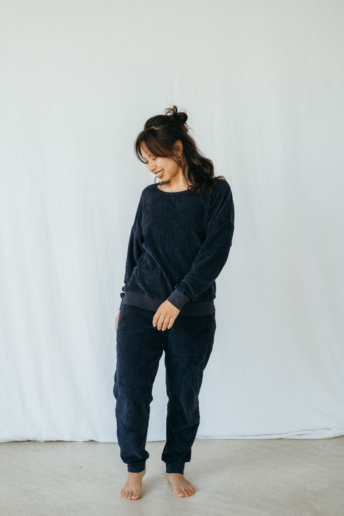 Model trägt Pyjama in Dunkelblauem Cord