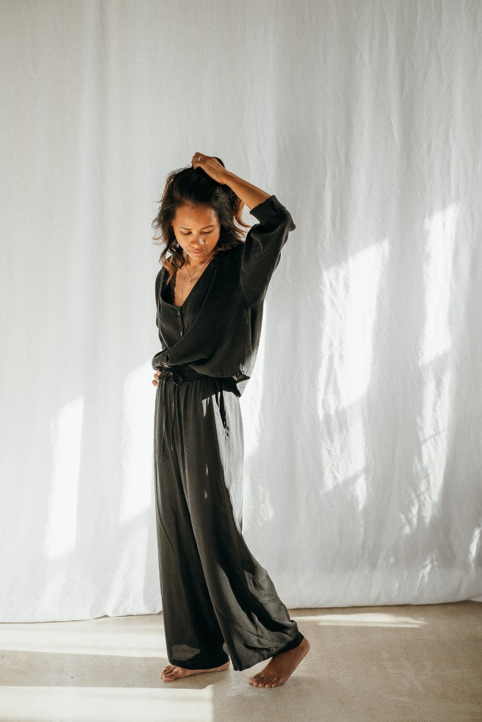 La femme porte Pants noir et le chemisier Coco