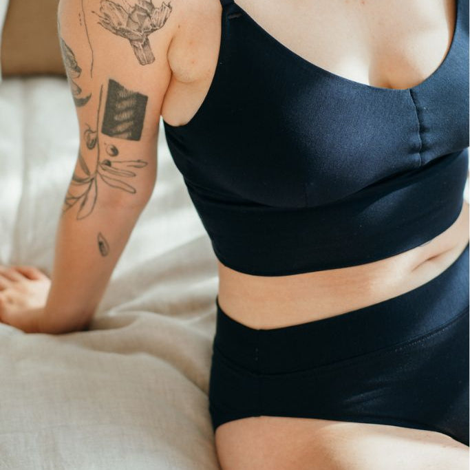 la femme porte le Emma Bralette  et le Emma Slip  en Tencel Lyocell