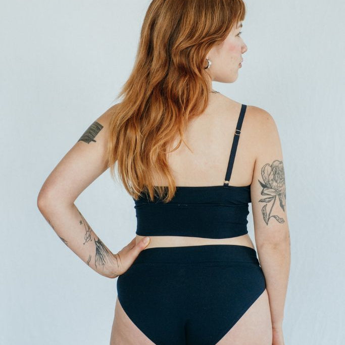 le modèle est dos à la caméra et se présente dans un bel ensemble Emma en night blue