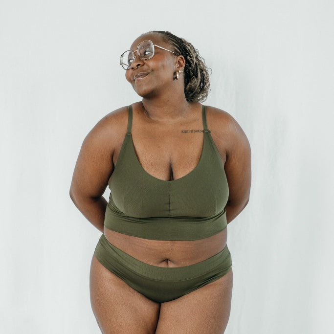 Model trägt Emma Set in Olive