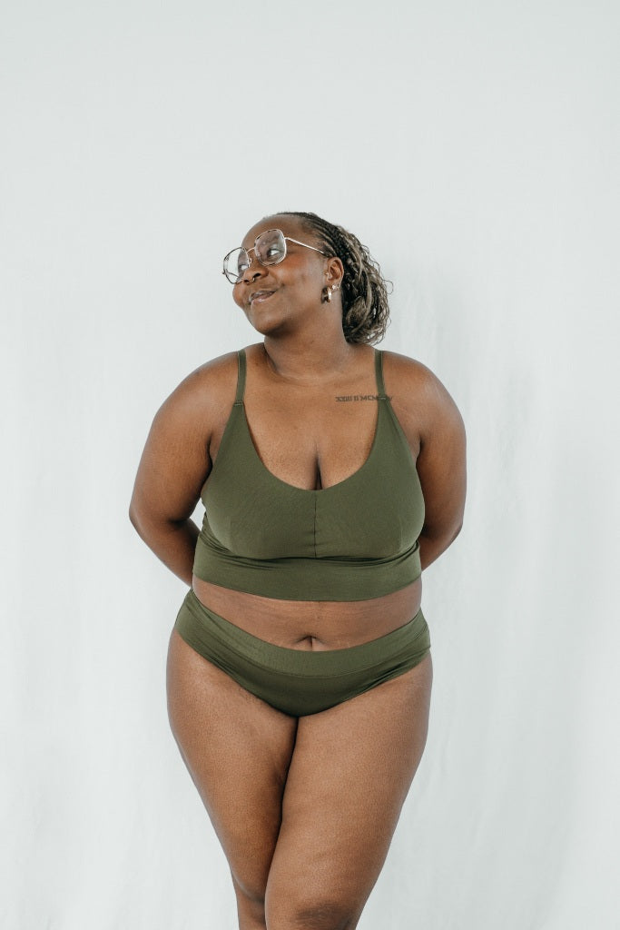 Model trägt Emma Set in Olive