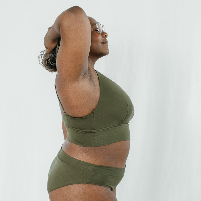 Model trägt Emma Set in Olive, sie ist von der Seite zu sehen