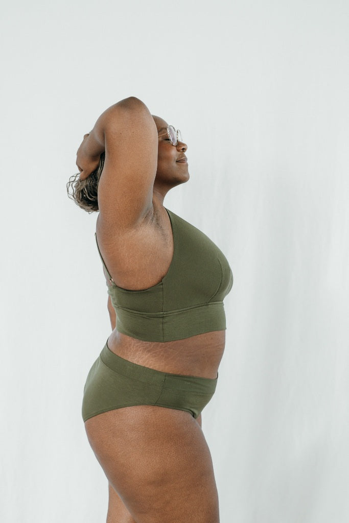 Model trägt Emma Set in Olive, sie ist von der Seite zu sehen