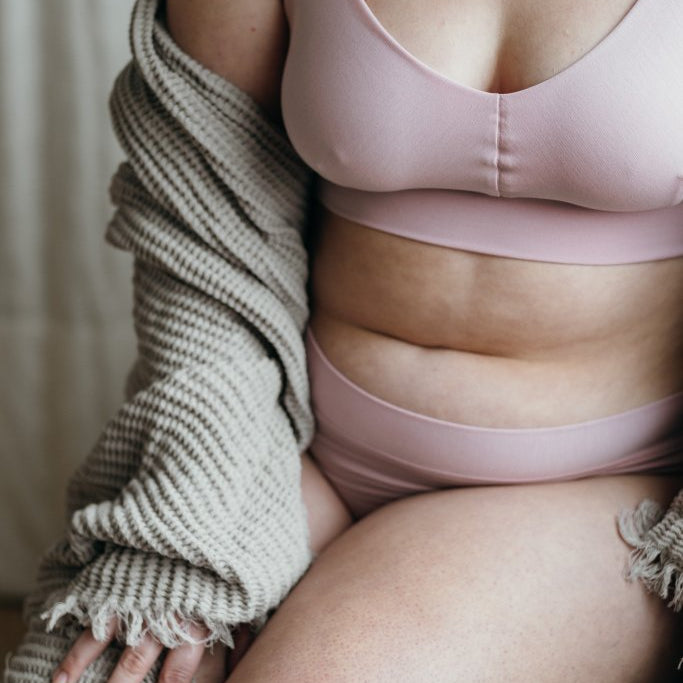 Le modèle pose dans le Belle Set composé de Bralette et Slip dans la couleur dahlia rose