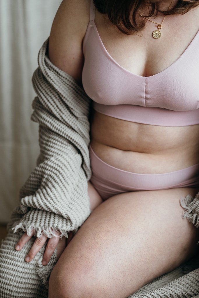 Le modèle pose dans le Belle Set composé de Bralette et Slip dans la couleur dahlia rose