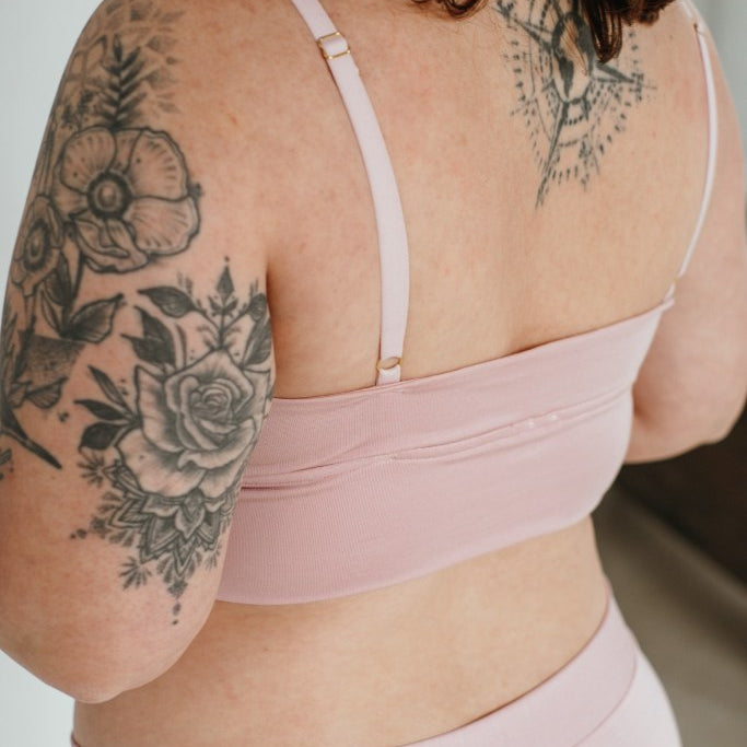 la photo montre un gros plan de l'ensemble Emma avec des bretelles réglables