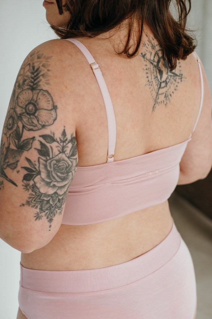 la photo montre un gros plan de l'ensemble Emma avec des bretelles réglables