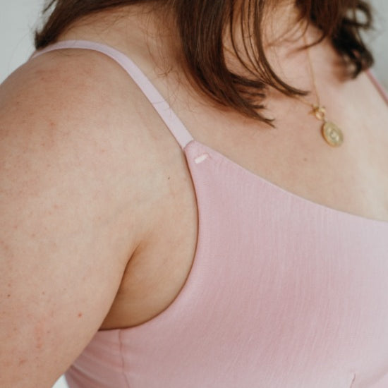 Gros plan sur Emma Bralette  avec emmanchures basses et bretelles réglables