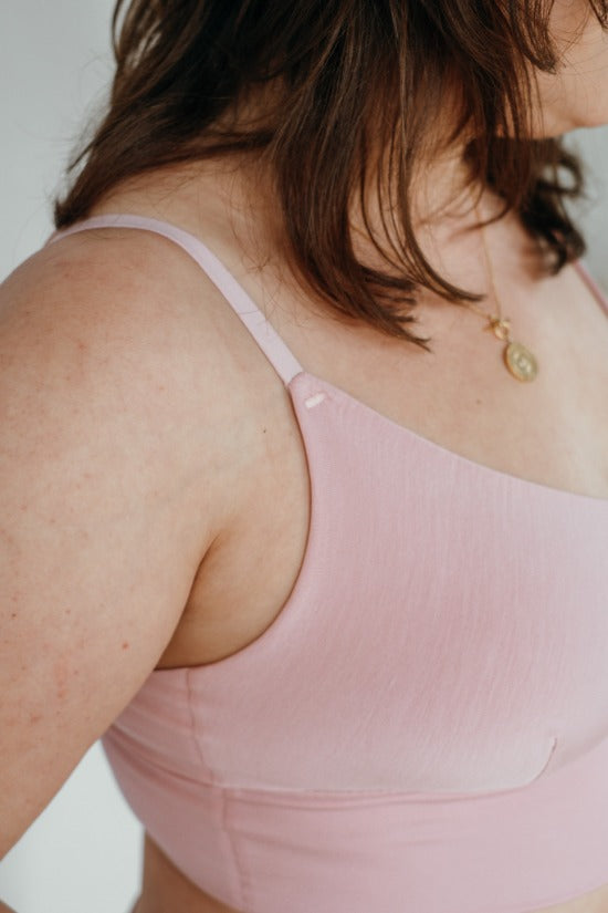 Gros plan sur Emma Bralette  avec emmanchures basses et bretelles réglables