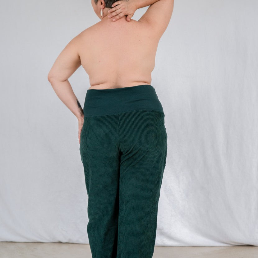 Model trägt Pyjama in jadegrünen Cord mit weichen Bündchen