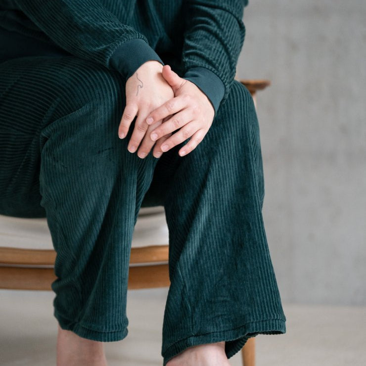 Detailaufnahme vom Beinabschluss der jadegrünen Fiona Hose im Cord