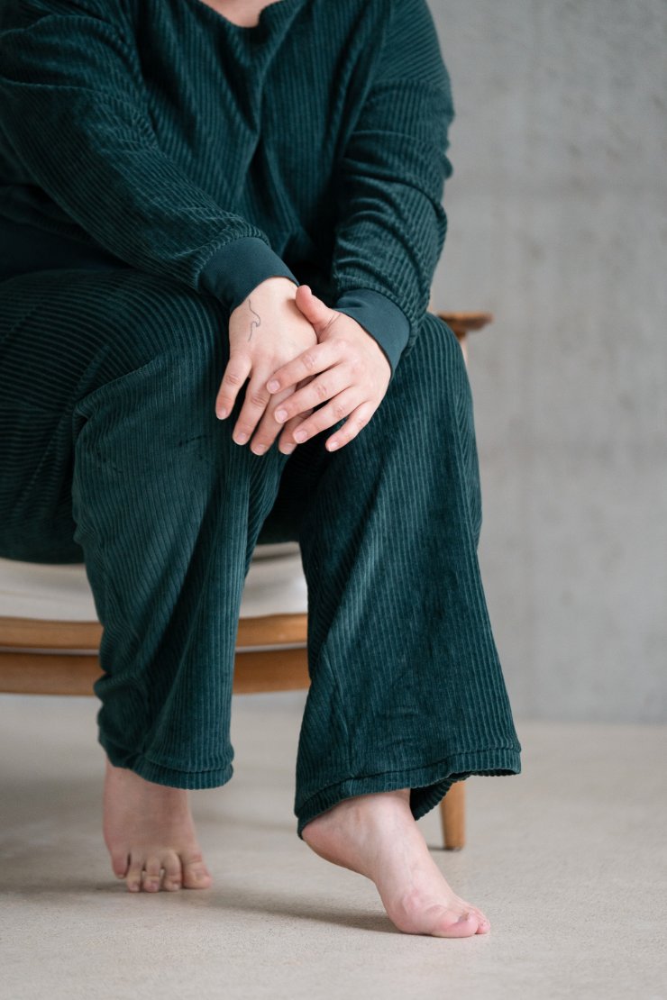 Detailaufnahme vom Beinabschluss der jadegrünen Fiona Hose im Cord