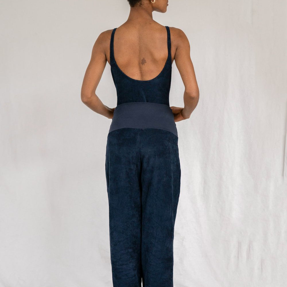 Model trägt Pyjamahose und Body in Dunkelblauem Cord