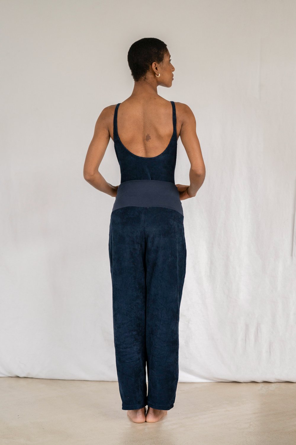 Model trägt Pyjamahose und Body in Dunkelblauem Cord