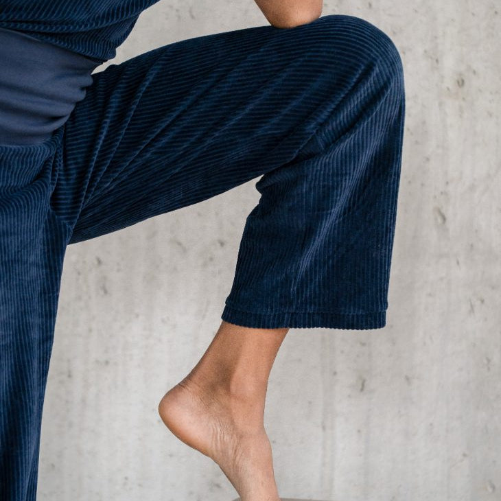 Detailaufnahme vom Beinabschluss der Fiona Hose in dunkelblauem Cord