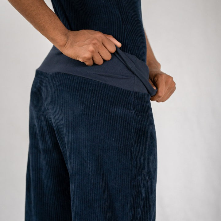Detailaufnahme vom Bund der Fiona Cord Hose in dunkelblau