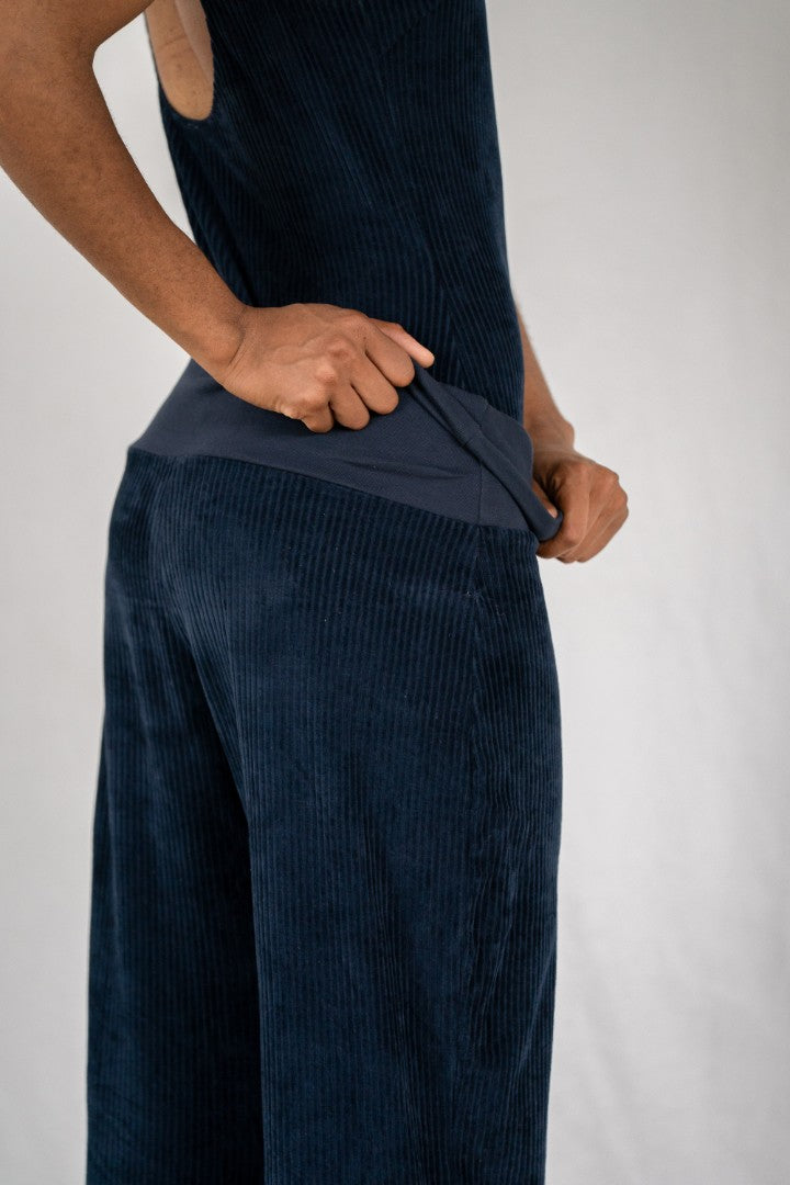 Detailaufnahme vom Bund der Fiona Cord Hose in dunkelblau