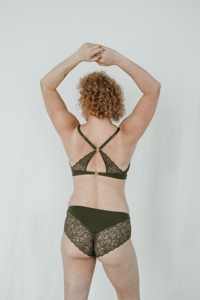 Model trägt Gisele Set in Olive, den Rücken hat sie der Kamera zugewandt.