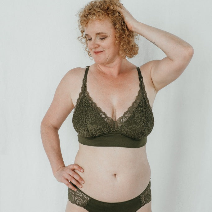 Model trägt Gisele Set in Olive