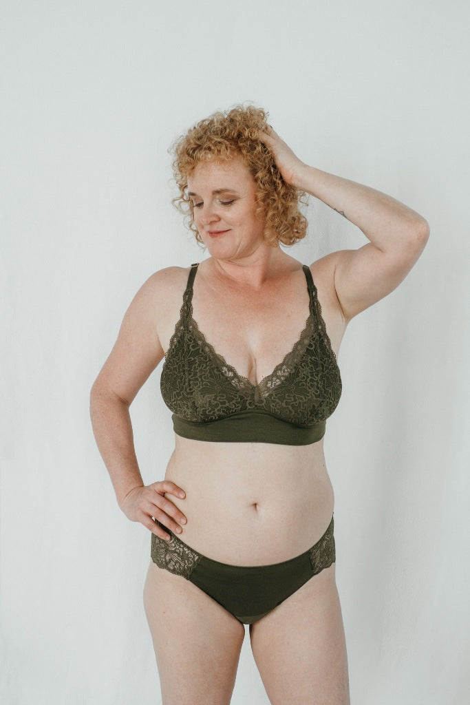 Model trägt Gisele Set in Olive