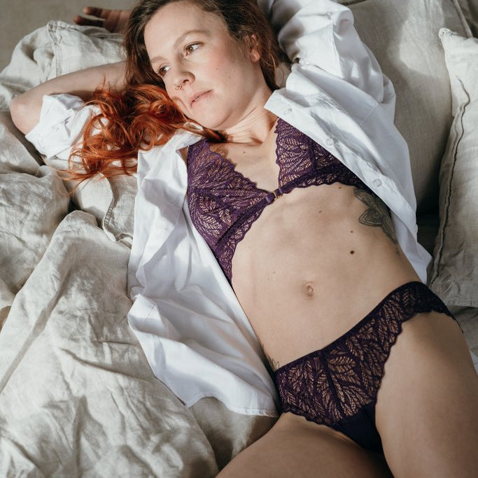 Moodbild von Joanne in Ultraviolet. Model liegt auf dem Bett und sieht zum Fenster hinaus.