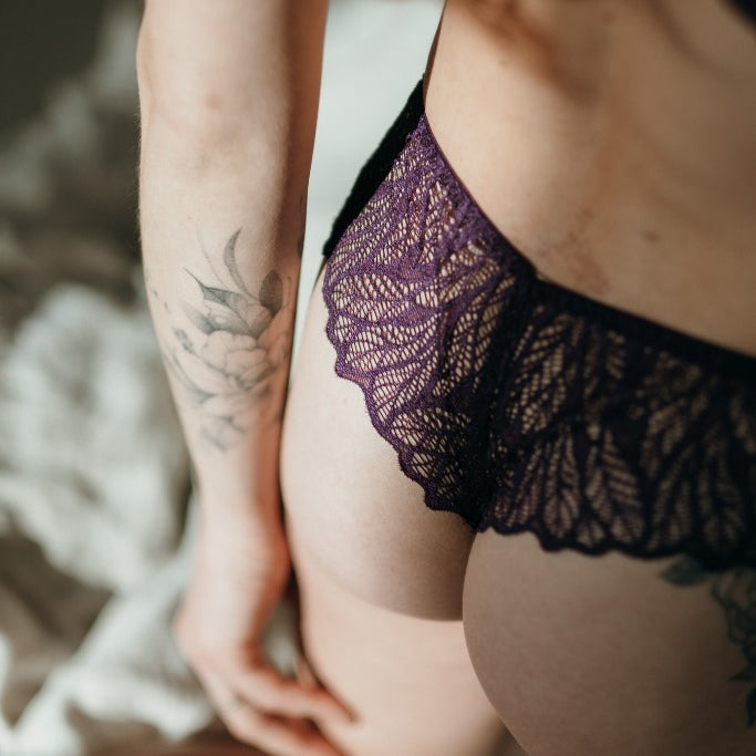 Moodbild von Joanne in Ultraviolet. Der Bildausschnitt zeigt den String von hinten. Die Sonne wirft schöne Schatten über die Spitze.