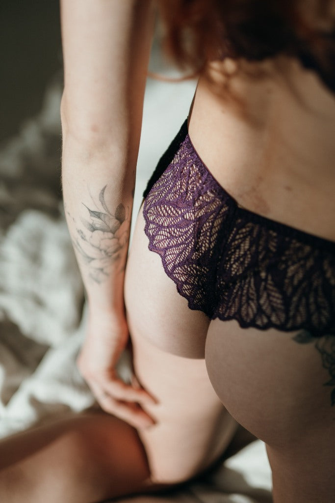 Moodbild von Joanne in Ultraviolet. Der Bildausschnitt zeigt den String von hinten. Die Sonne wirft schöne Schatten über die Spitze.