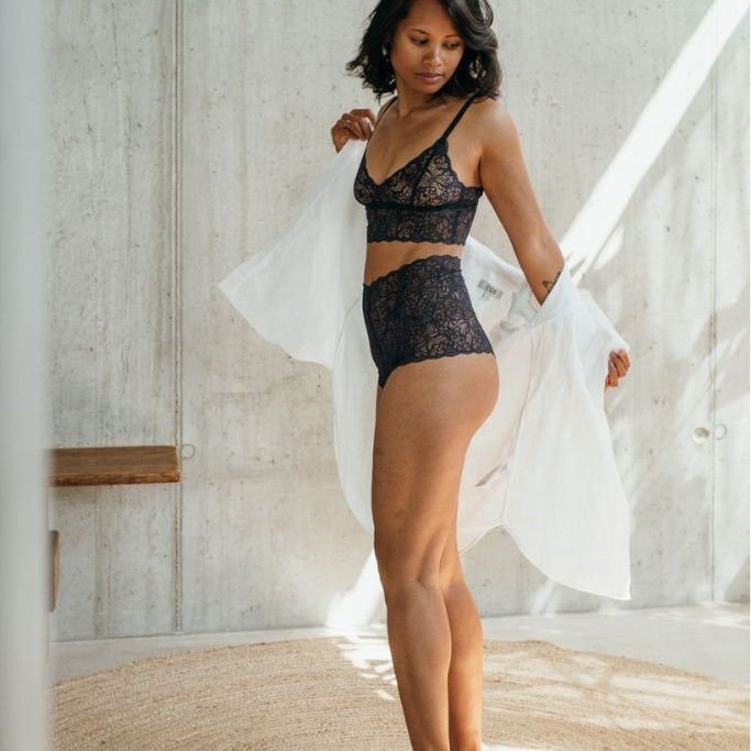 die Frau tanzt in Spitzen Unterwäsche aus nachhaltigen Materialien