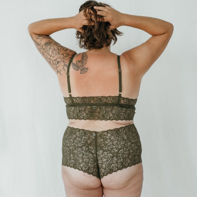 Model trägt das Joy Set in der Farbe Olive. Sie hat den Rücken der Kamera  zugewandt.