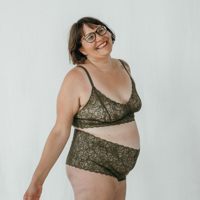 Model trägt das Joy Set in der Farbe Olive