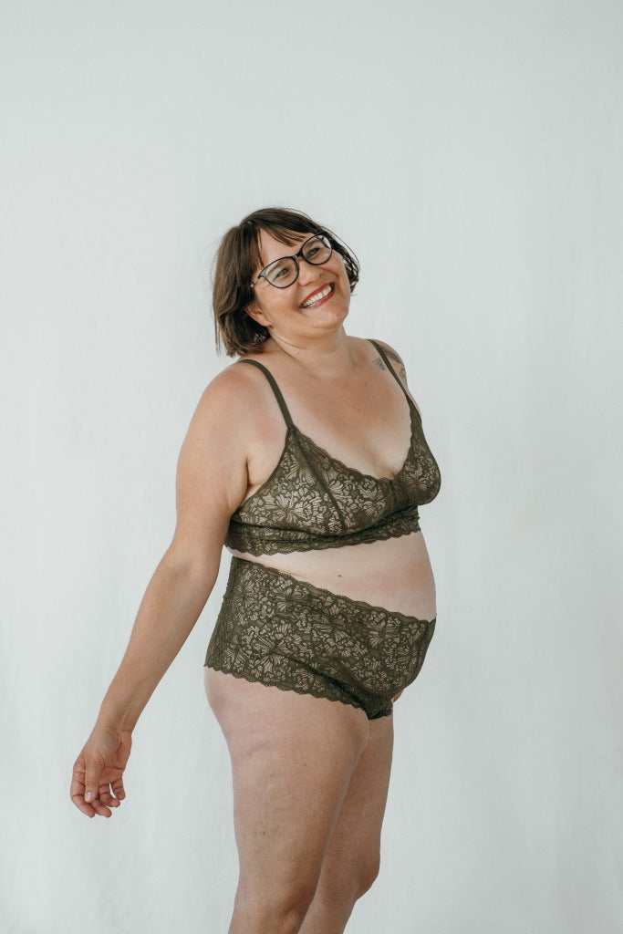 Model trägt das Joy Set in der Farbe Olive