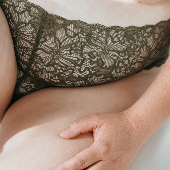 Detailaufnahme vom Joy Slip in der Farbe Olive