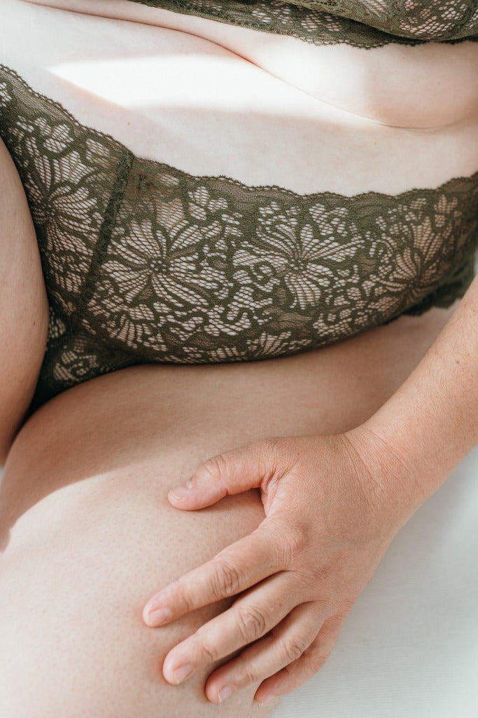 Detailaufnahme vom Joy Slip in der Farbe Olive