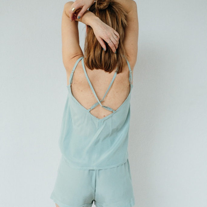 Sur la photo, on voit le top Kat avec les bretelles croisées et le short Kat .