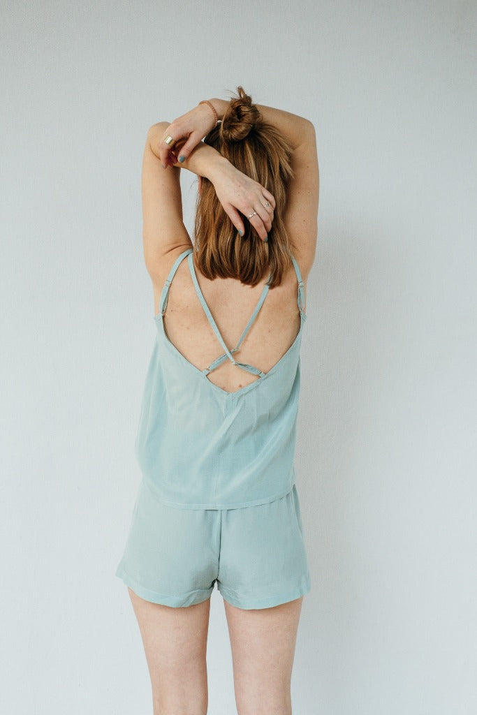 Sur la photo, on voit le top Kat avec les bretelles croisées et le short Kat .