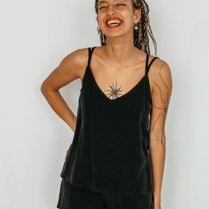 la femme qui rit se présente dans un beau top Kat et un beau short Kat