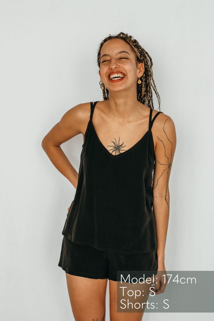 la femme qui rit se présente dans un beau top Kat et un beau short Kat