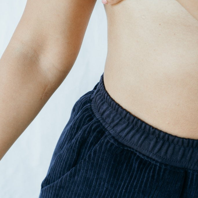 Detailaufnahme der Kelly Hose im dunkelblauen Cord