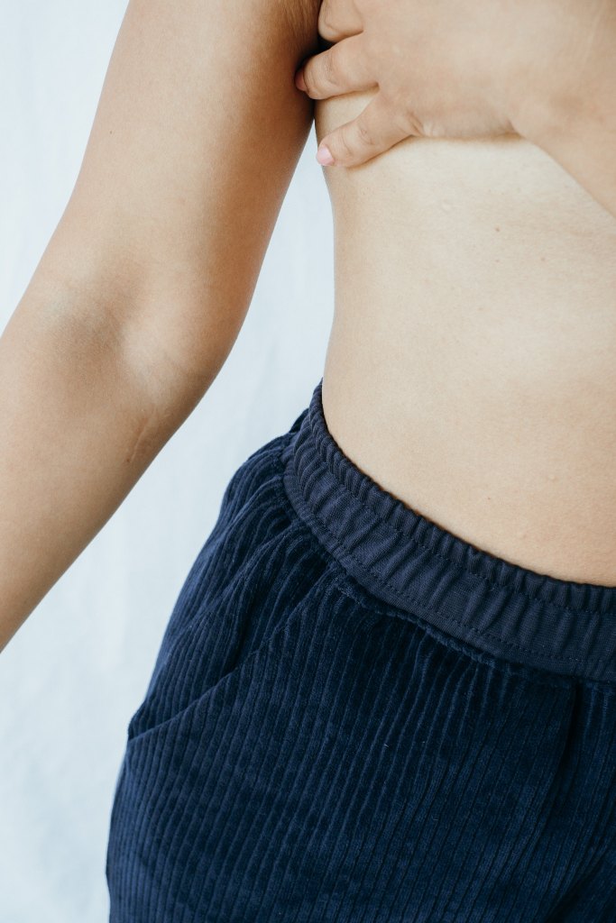 Detailaufnahme der Kelly Hose im dunkelblauen Cord