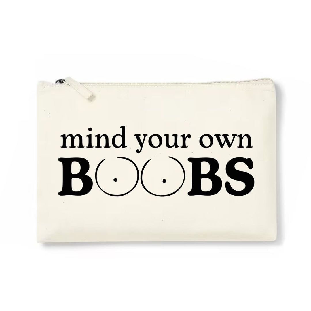 Produktbild von unserem Kulturbeutel mit der Aufschrift "Mind your own Boobs"