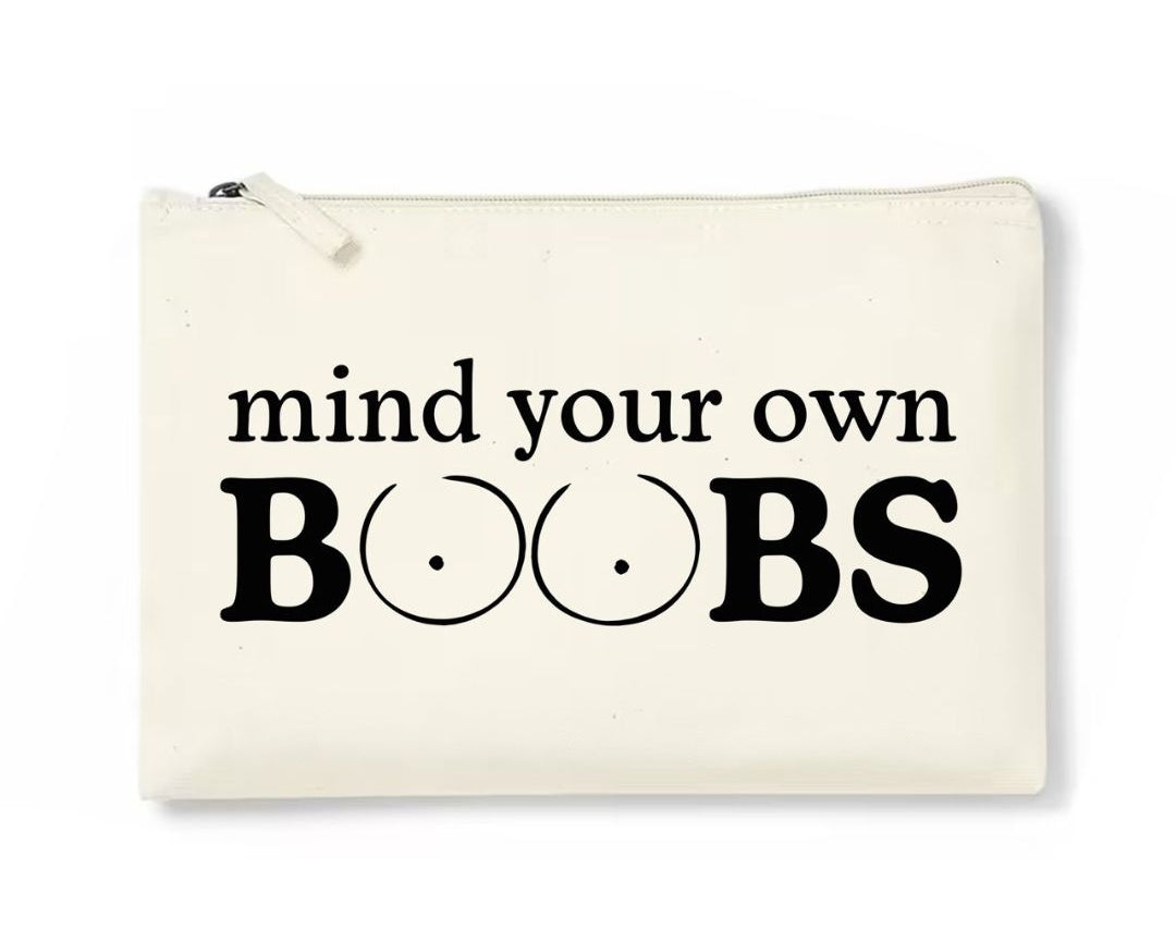 Produktbild von unserem Kulturbeutel mit der Aufschrift "Mind your own Boobs"