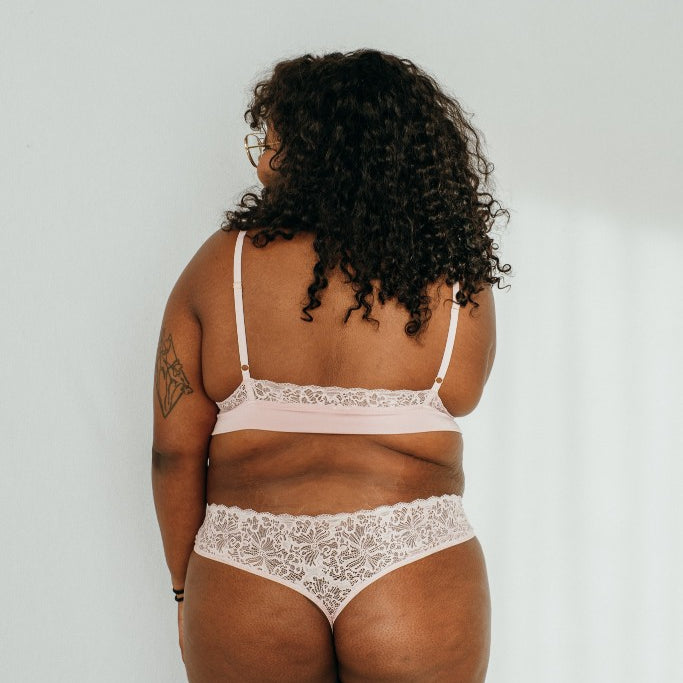 le modèle se montre de dos et se présente en soutien-gorge Lana et en Lana String