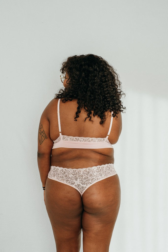 le modèle se montre de dos et se présente en soutien-gorge Lana et en Lana String