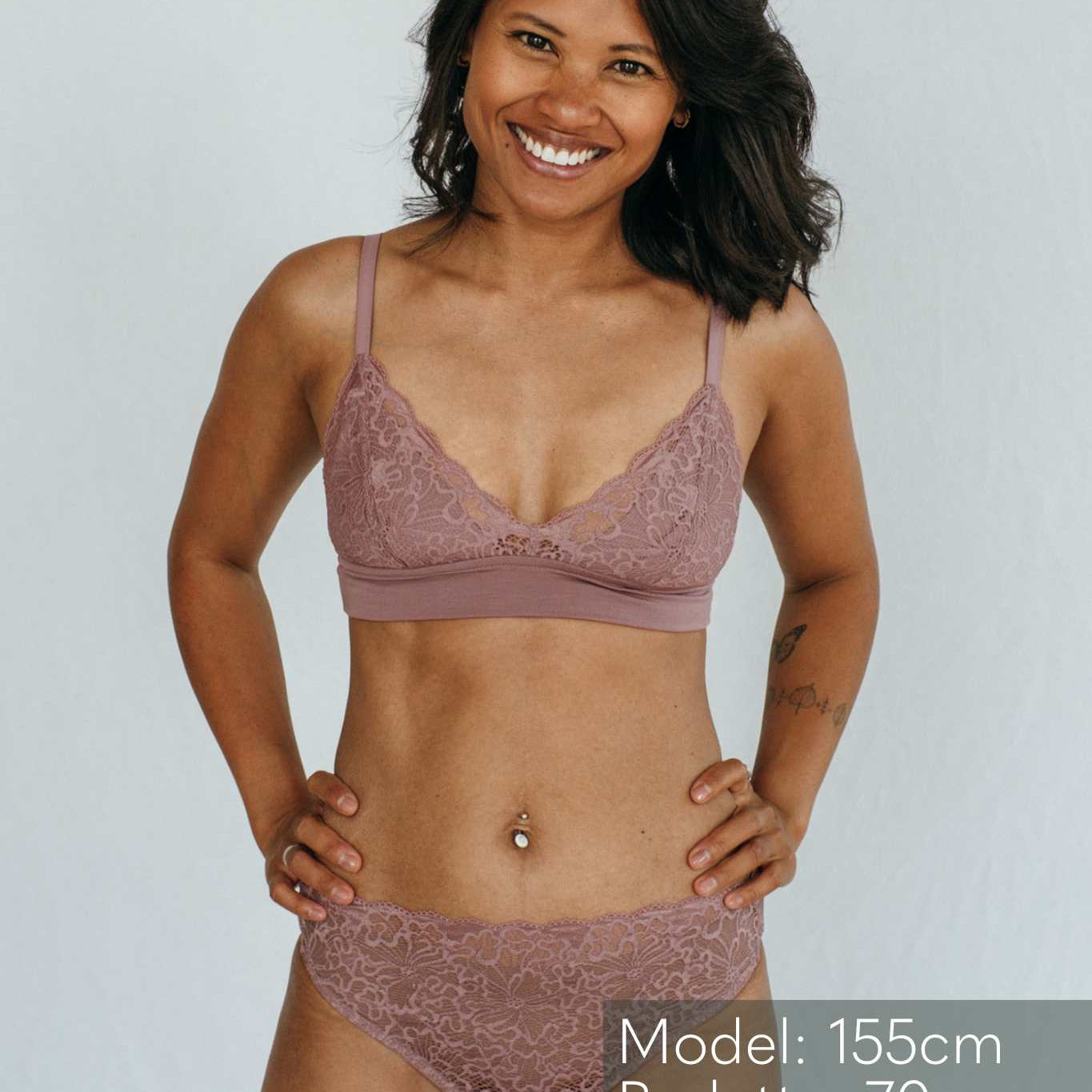 Das Model trägt das lana set in smokey rose aus feinster Spitze und nachhaltigem Jersey