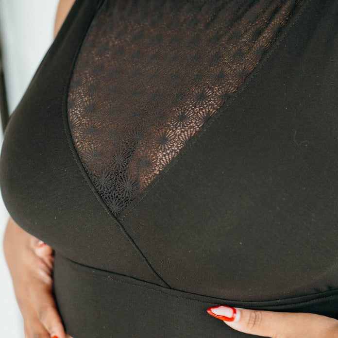 La photo montre le beau top en matériaux durables