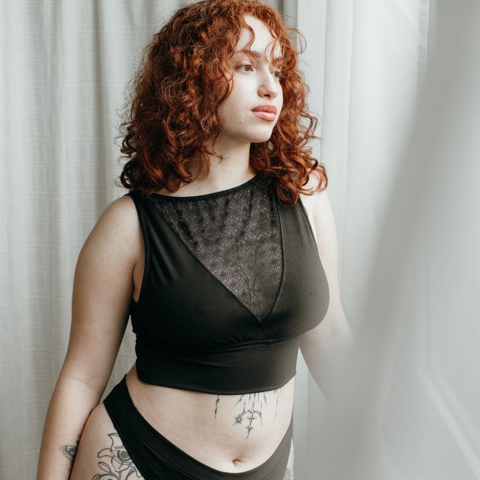 le modèle aux boucles rouges porte de beaux sous-vêtements en String et Bralette en Lyocell Tencel